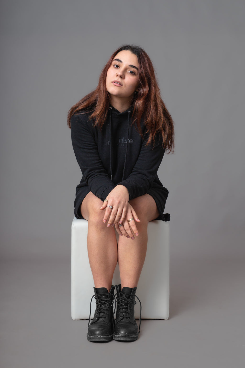 Black on Black Hoodiekleid | Sweatshirtkleid mit Kapuze aus Bio-Baumwolle