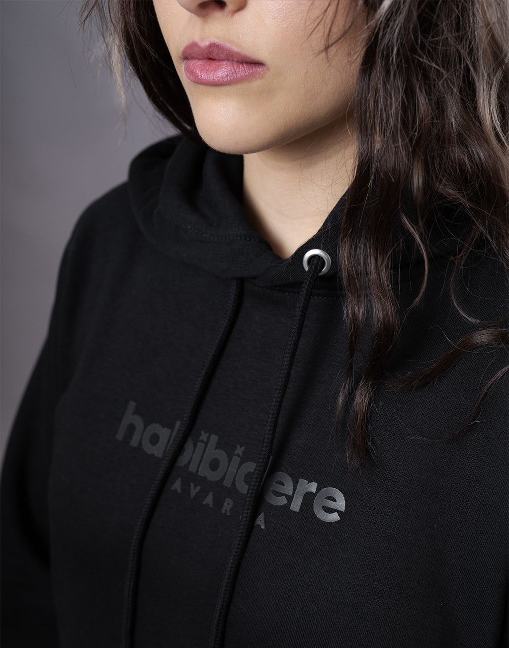 Black on Black Hoodiekleid | Sweatshirtkleid mit Kapuze aus Bio-Baumwolle