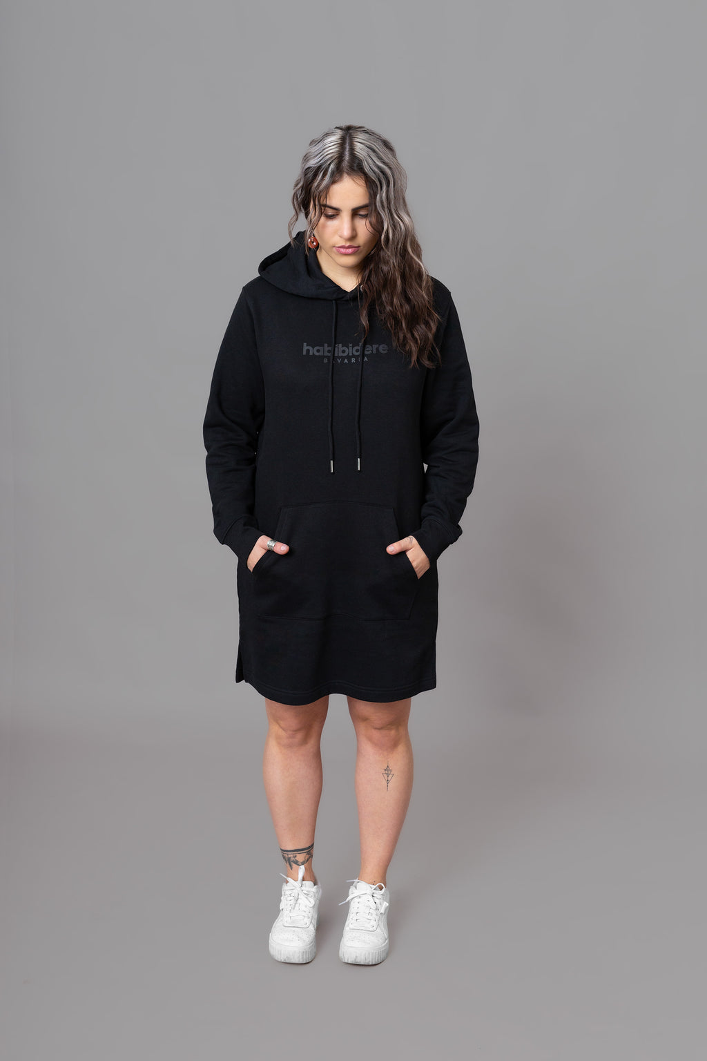 Black on Black Hoodiekleid | Sweatshirtkleid mit Kapuze aus Bio-Baumwolle